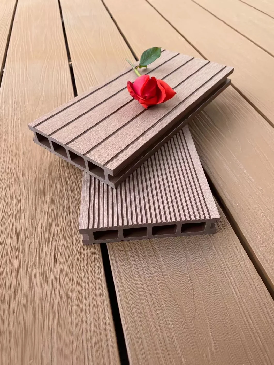 Skin-Friendly Easy Installation Outdoor WPC Decking/Flooring